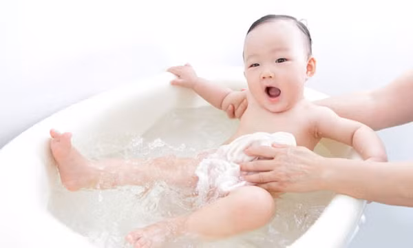 Thời điểm thích hợp để trẻ tự tắm