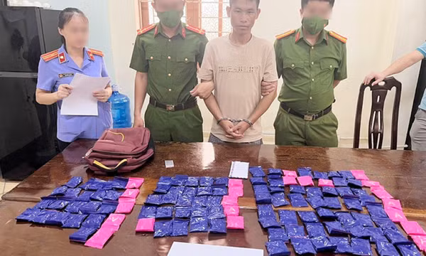 Bắt đối tượng người Lào mua bán 24.000 viên hồng phiến