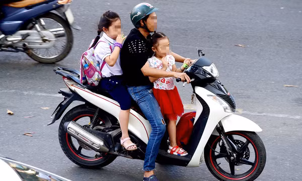 Trẻ ngồi trước xe máy, ô tô: Điều nguy hiểm nên cấm