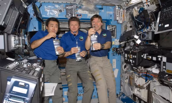 NASA tái chế nước tiểu và mồ hôi của phi hành gia thế nào?