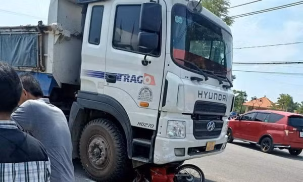 Xe ben rẽ phải, cuốn người đàn ông 50 tuổi vào gầm tử vong