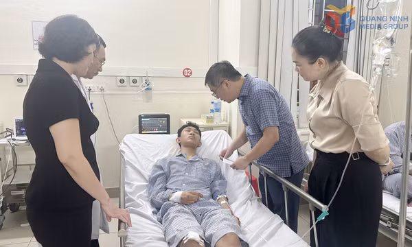 Đảm bảo ứng trực cấp cứu suốt đêm cứu chữa các nạn nhân vụ đắm tàu du lịch