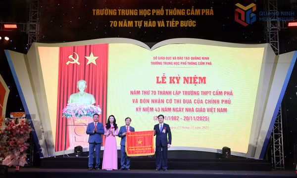 Trường THPT Cẩm Phả kỷ niệm 70 năm thành lập trường và đón nhận Cờ thi đua của Chính phủ