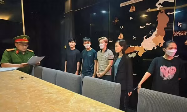 Truy tố chủ và nhân viên nhà hàng Nari lột đồ khách hàng để đòi tiền