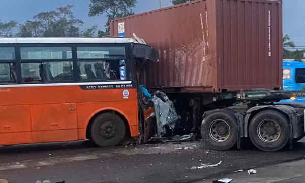 Hàng chục công nhân la hét thất thanh trên xe khách gặp nạn