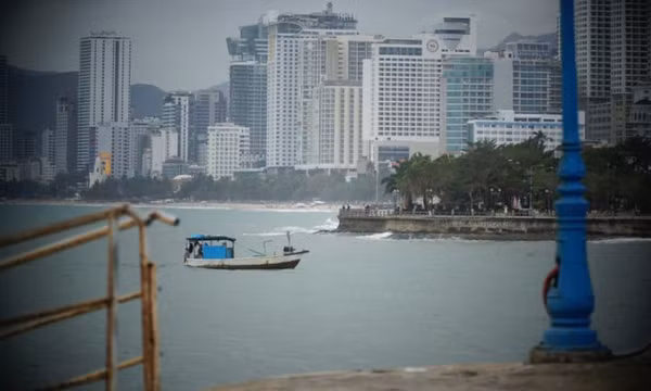 Tàu cá chìm trên biển Nha Trang, 2 người chết và mất tích