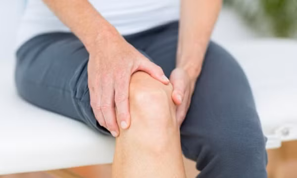 Lý do đau nhức xương khớp khi trời nồm ẩm