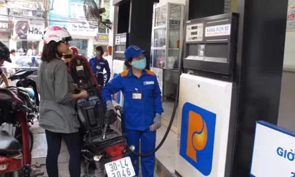 Đồng loạt đi xuống, dầu diesel giảm gần 1.000 đồng ngày Mùng 4 Tết Nguyên đán
