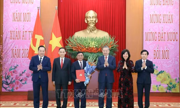 Tổng Bí thư Tô Lâm trao Quyết định của Bộ Chính trị cho 4 Đảng bộ trực thuộc Trung ương và 3 cơ quan Đảng ở Trung ương