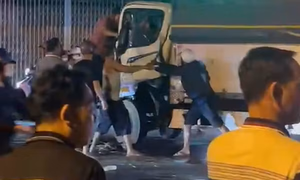 Hai xe tải tông nhau, người dân phá cửa cứu nam tài xế