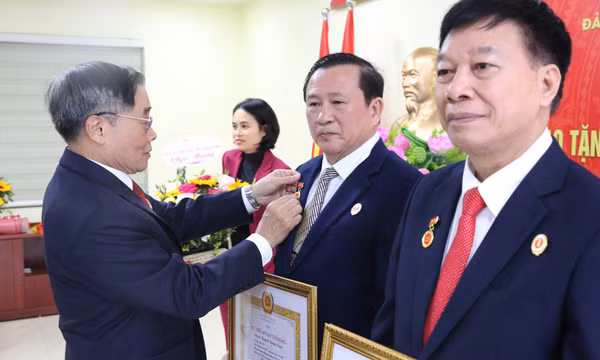 Trao huy hiệu Đảng nhân dịp 3/2