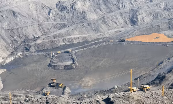 Than Hà Tu tập trung xử lý bùn moong 