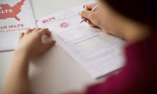 Xôn xao thí sinh gian lận khiến đề IELTS phải đổi giờ chót, Hội đồng Anh nói gì?