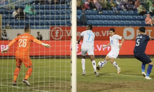 Nam Định tái chiếm đỉnh bảng V-League