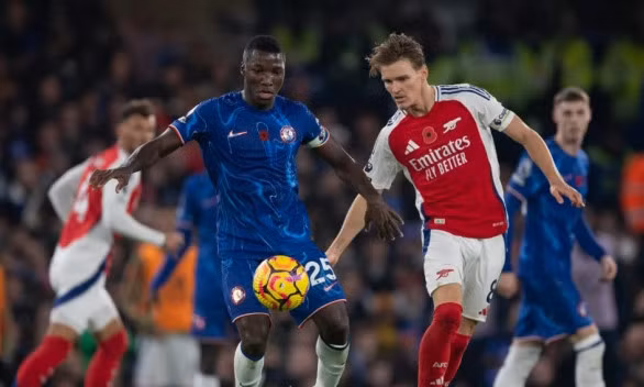 Caicedo nguy cơ bị treo giò khi Chelsea đại chiến Arsenal, Spurs