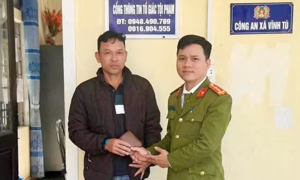 Nhặt được ví có hơn 21 triệu đồng, nam thanh niên nhờ Công an xã trả lại người đánh rơi