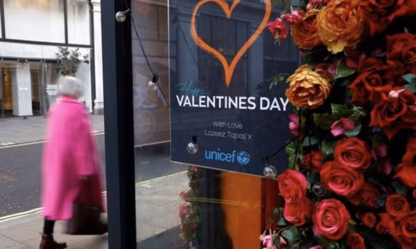 Người nước ngoài bất ngờ với 'văn hóa Valentine' Việt Nam