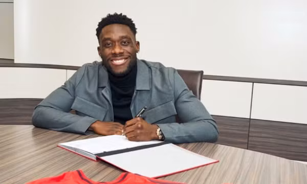 Bayern công bố hợp đồng mới với Alphonso Davies