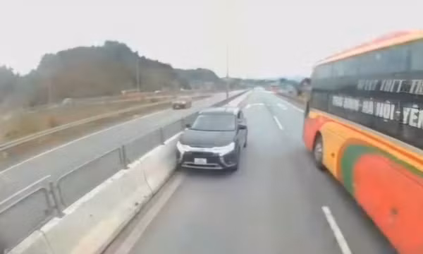 Phạt 35 triệu, trừ 10 điểm bằng lái nữ tài xế đi ngược chiều cao tốc Nội Bài - Lào Cai
