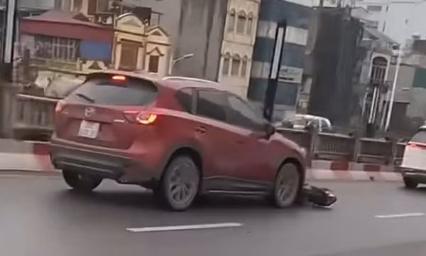 Tài xế ô tô CX5 ủn lê xe máy dưới gầm suốt đoạn đường dài ở Hà Nội
