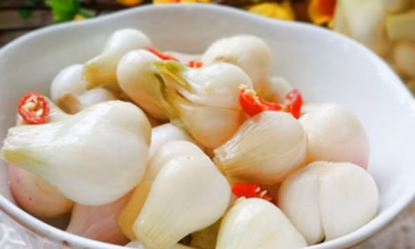 8 nhóm người không nên ăn dưa hành muối