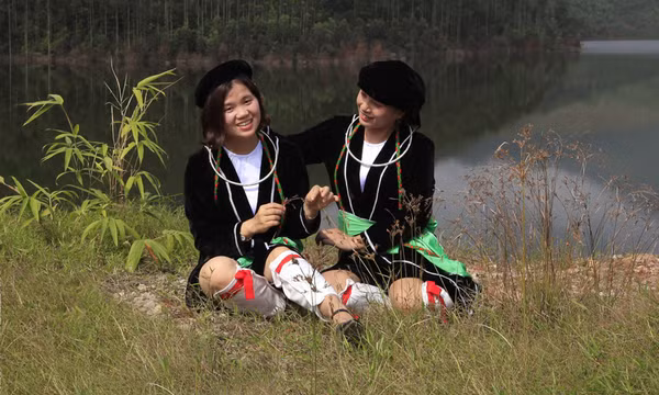 Duyên dáng thiếu nữ trong váy áo truyền thống