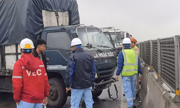 Cao tốc qua Thanh Hóa ùn tắc do ô tô đâm vào dải phân cách