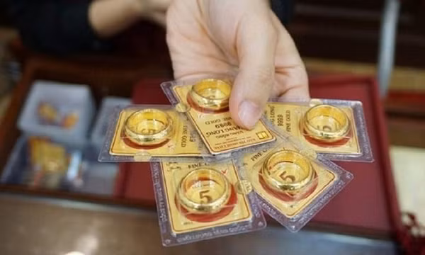 Giá vàng diễn biến lạ