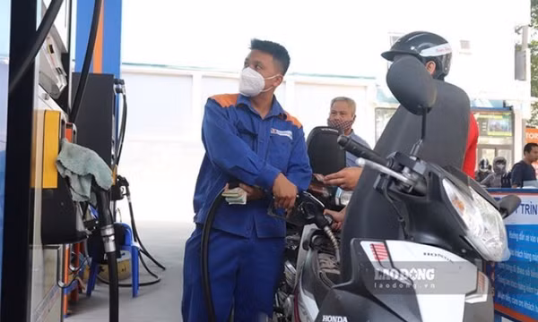 Giá xăng giảm, giá dầu biến động trái chiều