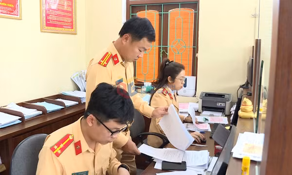 Tiếp tục phân cấp đăng ký xe ô tô về công an cấp xã sau khi không tổ chức công an cấp huyện