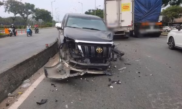 Xe ôtô 7 chỗ va chạm với xe tải ở TPHCM, giao thông ùn ứ