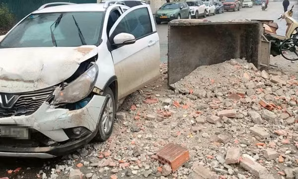 Ôtô nát đầu, nổ túi khí sau va chạm với xe 3 bánh ở Hà Nội