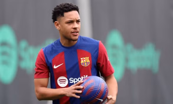 Vitor Roque chia tay Barcelona, ký hợp đồng 5 năm với Palmeiras