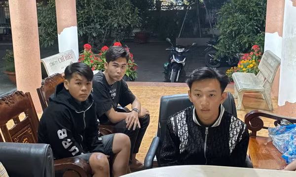 Mâu thuẫn trên mạng xã hội, 3 đối tượng đuổi chém người rồi cướp xe