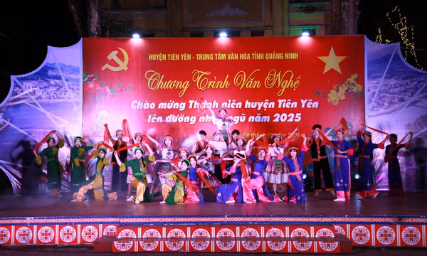 Tiên Yên tổ chức văn nghệ chào mừng thanh niên lên đường nhập ngũ