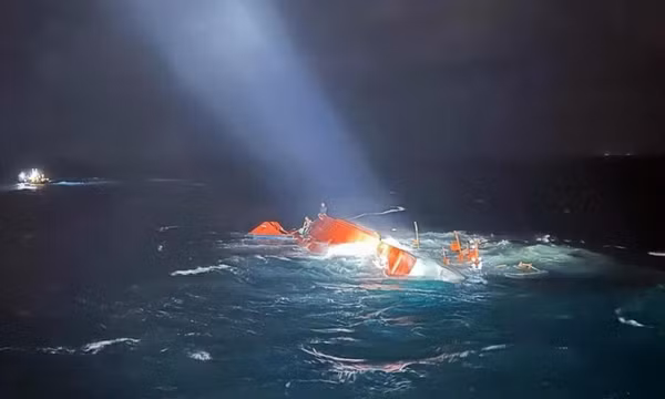 Ba thuyền viên Việt Nam an toàn trong vụ lật tàu đánh cá ở Hàn Quốc