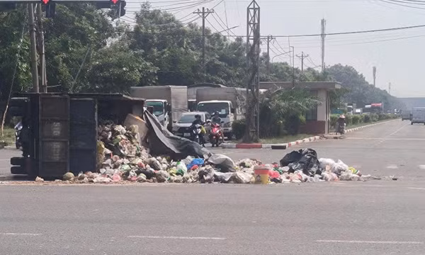 Xe chở rác lật chắn ngang đường ở Bình Dương, giao thông ùn ứ