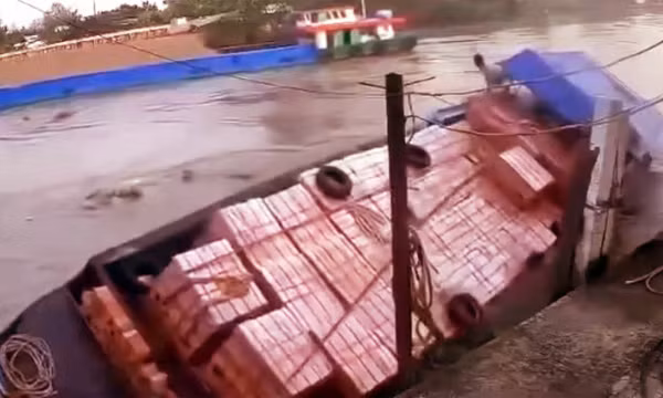 Lật ghe chở gạch, ba người rơi xuống kênh, một người tử vong