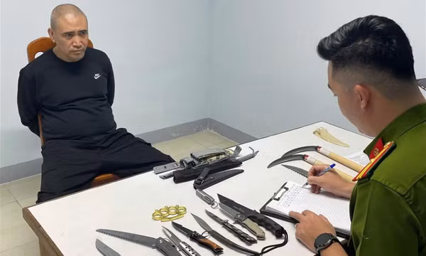 Bắt đối tượng truy nã đặc biệt nguy hiểm luôn mang theo 'hàng nóng'