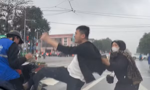 Triệu tập đối tượng đánh gãy mũi nam sinh lớp 11