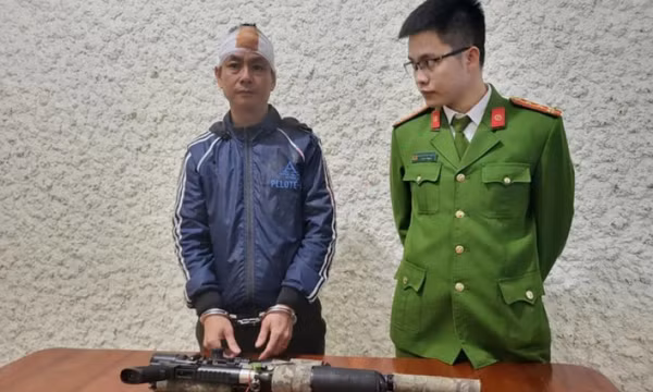 Nghi phạm khai 'bắn chim nhưng đạn lạc' vào thanh niên trong phòng ngủ