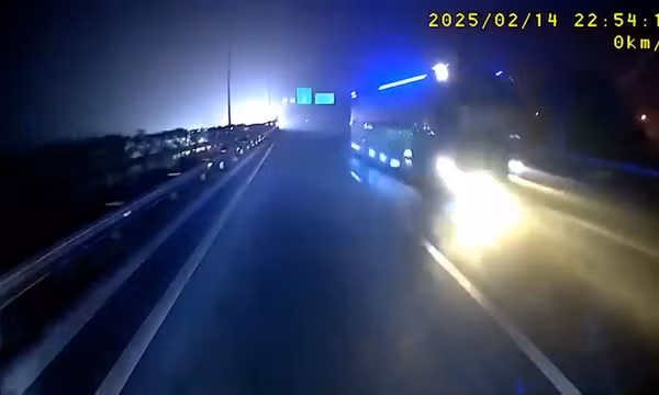 Tài xế giật mình vì xe khách đi ngược chiều cao tốc Nội Bài - Lào Cai trong đêm
