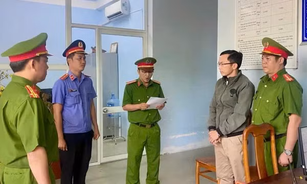 Bắt tạm giam thầy giáo xâm hại nữ sinh lớp 10