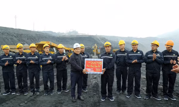 Đồng chí Bí thư Tỉnh ủy thăm, động viên cán bộ, công nhân Công ty Cổ phần Than Đèo Nai – Cọc Sáu
