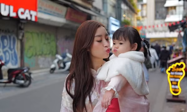 Nhóc tì nhà hoa hậu Đỗ Mỹ Linh 'đốn tim' fan với biểu cảm cực đáng yêu ngày Tết