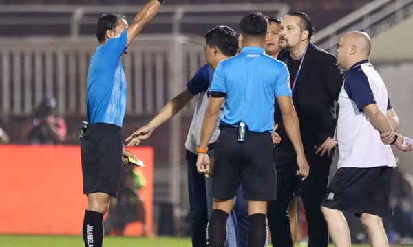 Trọng tài bắt sai, HLV phản ứng: Ai làm xấu hình ảnh V.League?