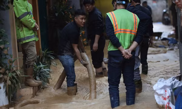 Bùn đất từ dự án hầm đường sắt phun lên mặt đất tràn kín ngõ ở Hà Nội