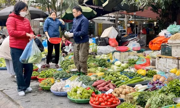 Nguyên liệu ở chợ ngày càng đắt đỏ, quán ăn tăng giá đến 10.000 đồng/suất