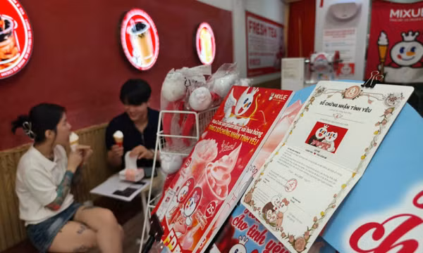 Độc lạ dịp Valentine: nhẫn chỉ mua 1 lần, uống trà sữa được tặng sổ chứng nhận tình yêu
