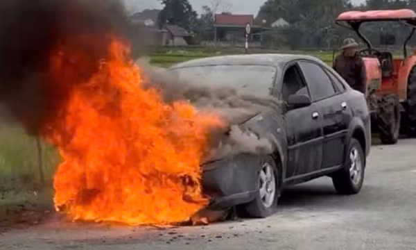 Xe ôtô đang lưu thông bất ngờ cháy ngùn ngụt